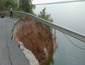 La carretera se derrumba en el embalse de Chalong