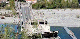 Puente de carretera en el norte de Italia se derrumba, dos sufren heridas leves